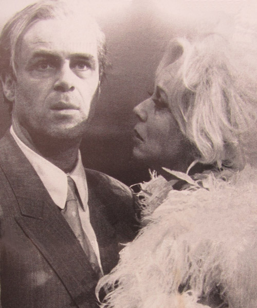 Eva Rieck und Peter Kremer in ZUR SCH&Ouml;NEN AUSSICHT von &Ouml;dön von Horváth - Residenztheater München 2003